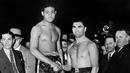 Joe Louis (kiri), menjadikan arena tinju sebagai ajang politik. Dianggap "pahlawan" oleh masyarakat AS setelah mengalahkan petinju Jerman, Max Schmeling di ronde pertama. Ia berhasil menghancurkan image tak terkalahkan Nazi pimpinan Hitler. (AFP)