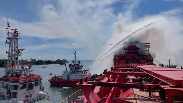Kapal kargo kebakaran di sekitar Area 70 atau Dermaga Khusus Pertamina, Cilacap, Jawa Tengah. (Foto: Liputan6.com/Basarnas)