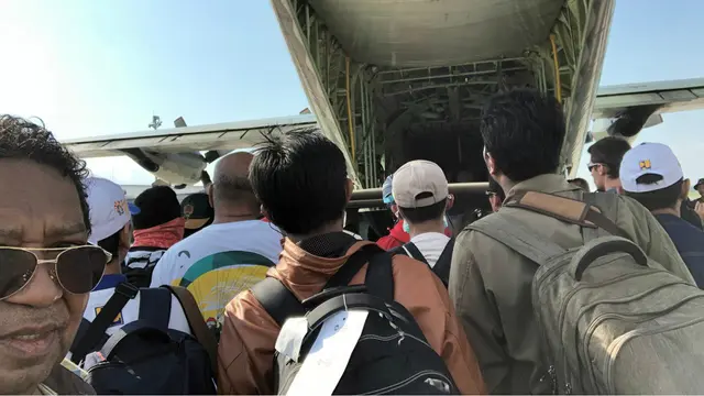 Warga Palu antre naik pesawat Hercules TNI usai gempa dan tsunami.