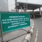Tepat di depan Pintu M1 Bandara Internasional Soekarno-Hatta, terpampang tulisan akan dimulainya pengalihan lalu lintas. (Liputan6.com/Naomi Trisna)