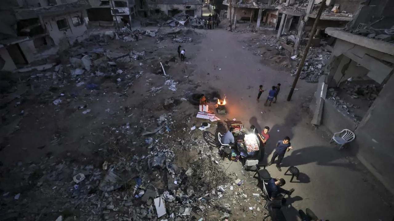FOTO: Hidup di Antara Reruntuhan Bangunan Usai Konflik Hamas - Israel