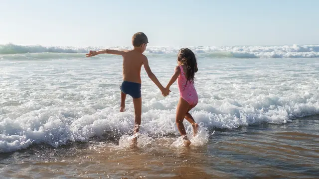 Panduan Aman Mengajak Anak Berenang di Pantai saat Liburan Sekolah