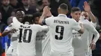 Para pemain Real Madrid merayakan setelah Rodrygo (tengah) mencetak gol ke gawang Chelsea pada pertandingan leg kedua babak perempatfinal Liga Champions di stadion Stamford Bridge di London, Rabu, 19 April 2023. (AP Photo/Kirsty Wigglesworth)