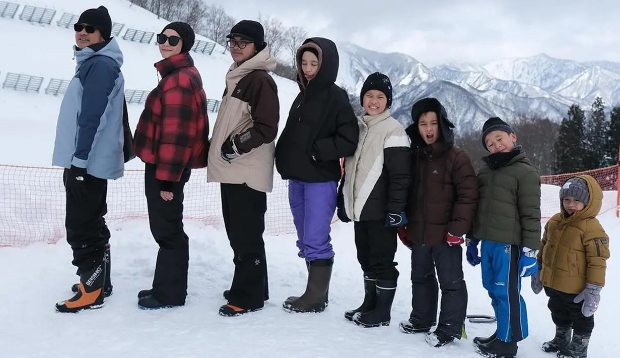 Selama mengunjungi beberapa tempat di Jepang, mereka kerap melakukan pose foto berjajar, dengan tinggi badan bertingkat. Total delapan anggota keluarga, pose tersebut terkesan unik. Apalagi si bungsu Bhaj Kama Bramantyo, postur tubuhnya yang paling kecil membuat warganet gemas dengannya. (Liputan6.com/IG/@zaskiadyamecca)