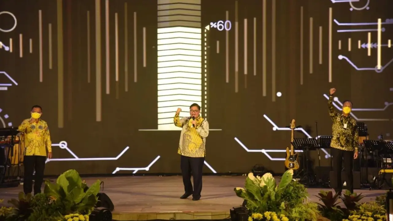 Airlangga Hartarto pada acara HUT ke-56 Partai Golkar di Hutan Kota Plataran Kompleks GBK Senayan, Jakarta, Sabtu 24 Oktober 2020.