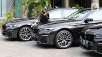 Petugas membersihkan kendaraan BMW Seri 730Li M Sport yang akan diserahterimakan sebagai VIP Mobility Partner Art Jakarta di Hotel Fairmont, Jakarta (24/08/2022). (Liputan6.com/Fery Pradolo)