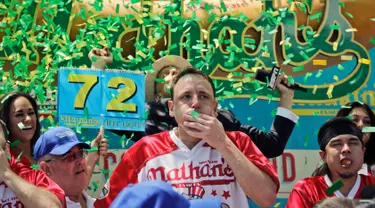 Ekspresi Joey Chestnut merayakan kemenangan dalam Kontes Makan Internasional Nathan, di New York, AS (4/7). Joey Chestnut menang dengan menghabiskan 72 hot dog dalam 10 menit. (AP Photo/Bebeto Matthews)