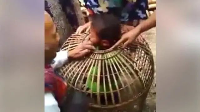 7 Potret Kepala Bocah Terjebak di Berbagai Benda dan Tempat Nyeleneh Ini Kocak
