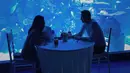 Selain itu, terlihat juga Mikha dan Wenas sedang melakukan makan berdua yang begtu romantis. Keduanya duduk saling berhadapan di meja bundar yang terletak di depan aquarium yang besar. (Instagram/miktambayong)