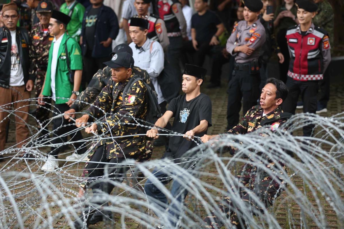 FOTO: Aksi Penolakan Banser Usai Penahanan Yaqut Cholil Qoumas