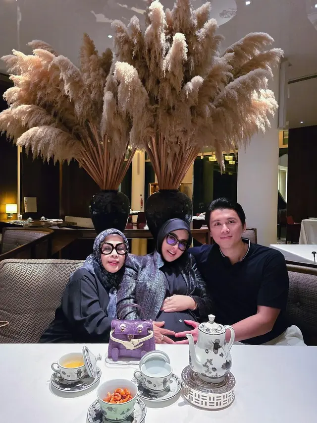 6 Potret Reino Barack Jadi Suami Siaga Selama Syahrini Hamil, Siap Menjadi Ayah