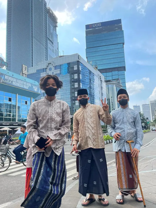 Pulang Salat Jumat, 6 Potret Gaya Gen Halilintar di Sudirman Ini Curi Perhatian