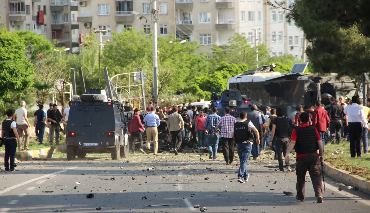 Sebuah bom mobil menghantam kendaraan polisi berlapis baja di Kota Diyarbakir, Turki, Selasa (10/5). Otoritas setempat menyebut selain tiga korban tewas, ada 45 orang mengalami luka-luka. (Ihlas News Agency via REUTERS)