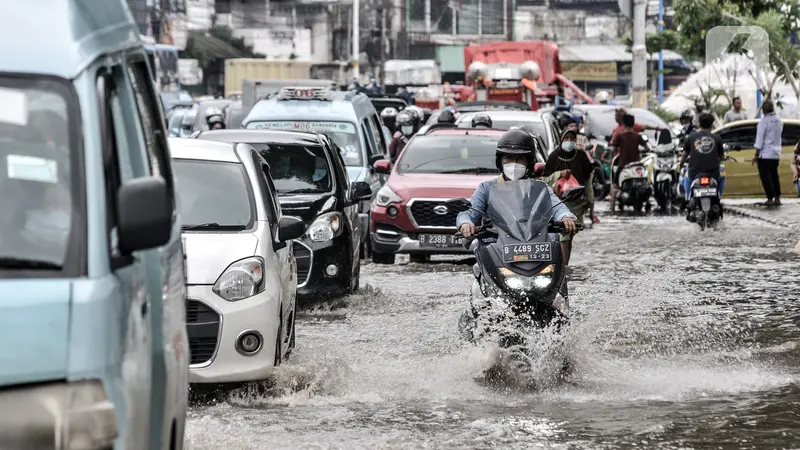 FOTO: Banjir Lumpuhkan Jalan Jatinegara Barat