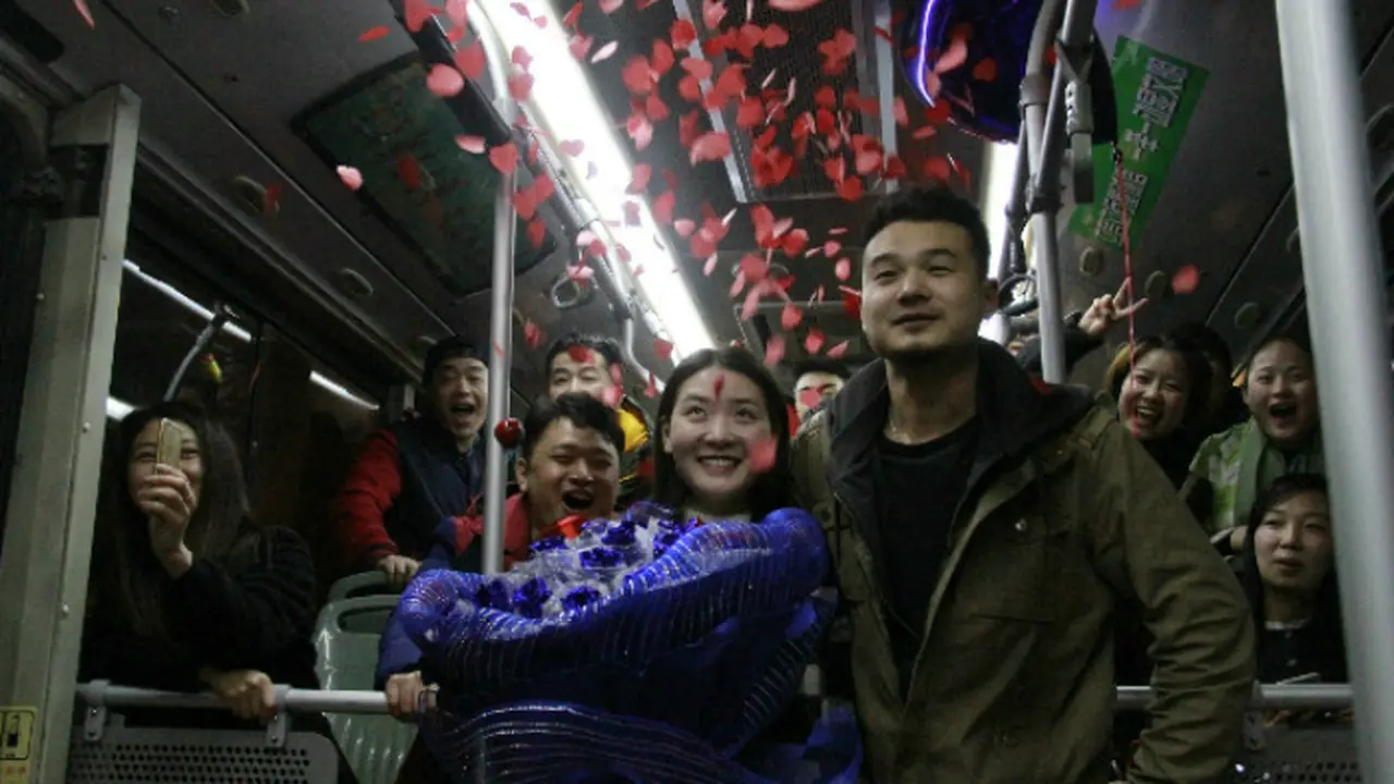 Pria Ini Melamar Kekasihnya di dalam Bus yang Ditumpangi Bersama