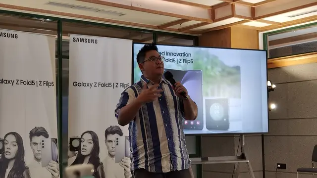 Verry Octavianus, MX Product Marketing Senior Manager, Samsung Electronic Indonesia saat workshop Join the Flip Side Trip di Bandung, Senin (4/9/2023). Liputan6.com/Yuslianson