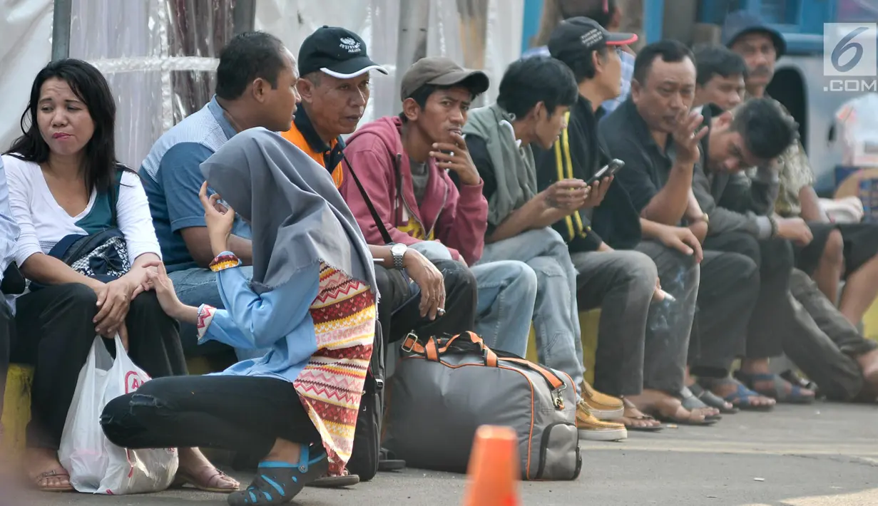 Penumpang arus balik duduk beristirahat disekitar Stasiun Senen, Jakarta, Sabtu (1/7). Berdasarkan data dari PT Kerata Api Indonesia (KAI), sebanyak 25.406 penumpang kereta api telah tiba di Jakarta hingga pukul 14.00 WIB. (Liputan6.com/Yoppy Renato)