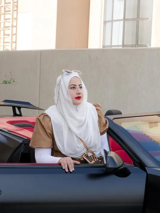 Tasyi Athasyia terlihat mengenakan gamis panjang berwarna putih. Kacamata hitamnya sukses membuat penampilan istri Syech Zaki ini banjir pujian. (Liputan6.com/IG/@tasyiiathasyia).