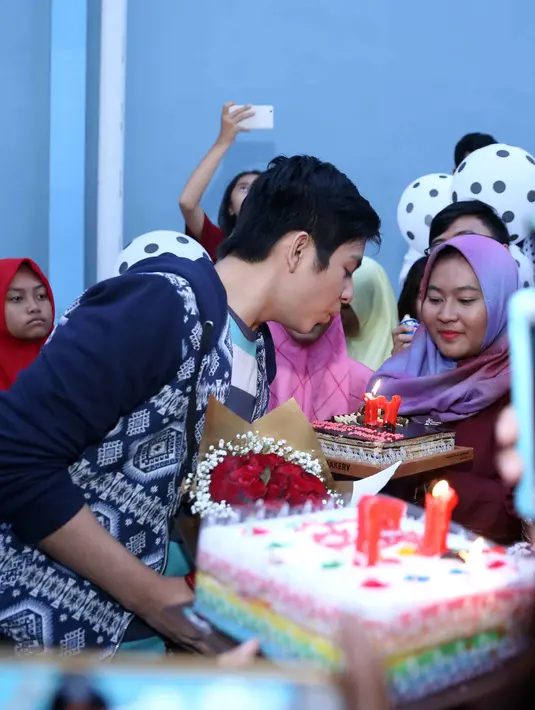 Kejutan demi kejutan diberikan oleh sang kekasih, Syifa pada Angga baru siang harinya. Syifa bersama dengan para penggemarnya memberikan surprise usai menghadiri sebuah acara. (Nurwahyunan/Bintang.com)