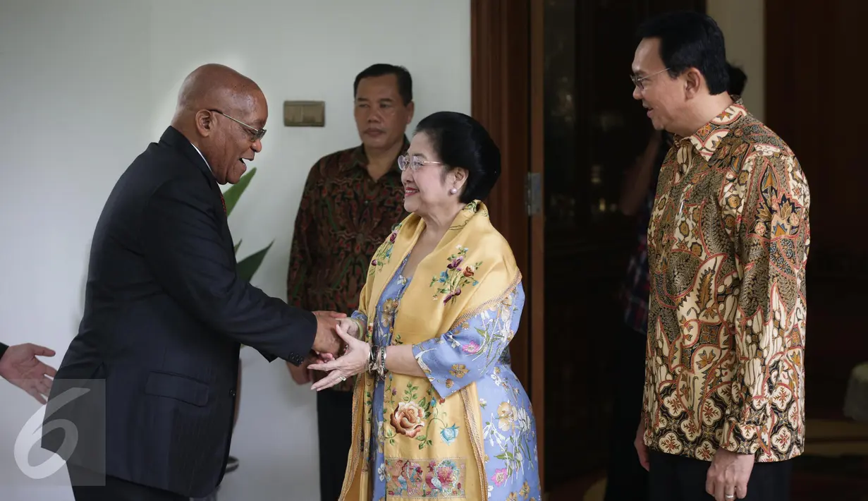Presiden RI ke lima Megawati Soekarnoputri (tengah) berjabat tangan dengan Presiden Afrika Selatan Jacob Zuma di kediamaan Megawati, Jakarta, Rabu (8/3). (Liputan6.com/Faizal Fanani)