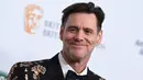 Aktor komedi Jim Carrey berpose saat tiba menghadiri acara BAFTA Los Angeles Britannia Awards 2018 di Beverly Hilton di Beverly Hills, California (26/10). Di acara ini Jim Carrey menerima Penghargaan Charlie Chaplin Britannia. (AFP Photo/Jordan Strauss)