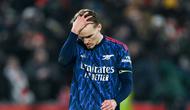 Pemain Arsenal, Martin Odegaard, tampak lesu setelah hanya bermain imbang 1-1 melawan Brentford dalam laga pekan ke-26 Premier League 2025/2026, Jumat (13/2/2026) dini hari WIB. (AFP/Glyn Kirk)