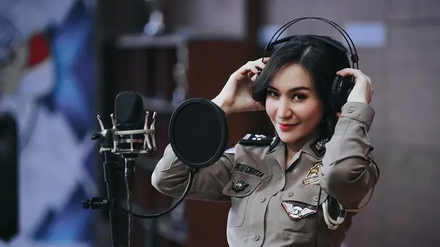 Viral Polwan Ajari Orang Sedang Makan soal Sopan Santun, Begini Reaksi Divhumas Polri