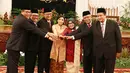 Tujuh anggota Dewan Kehormatan Penyelenggara Pemilu (DKPP) periode 2017-2022 berfoto bersama usai acara pelantikan dan sumpah jabatan di Istana Negara, Jakarta, Senin (12/6). Pelantikan dipimpin langsung oleh Presiden Jokowi. (Liputan6.com/Angga Yuniar)