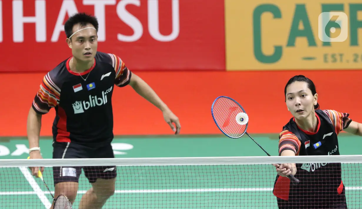 Ganda campuran Indonesia, Hafiz Faizal/Gloria Emanuelle Widjaja mengembalikan kok ke arah Zheng Si Wei/Huang Ya Qiong (China) saat laga babak pertama Indonesia Master 2020 di Istora GBK, Jakarta, Selasa (14/1/2020). Hafiz/Gloria kalah dua set langsung 14-21, 13-21. (Liputan6.com/Helmi Fithriansyah)