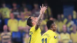 Striker Villarreal, Paco Alcacer melakukan selebrasi usai mencetak gol pertama timnya ke gawang Dinamo Zagreb dalam laga leg kedua perempatfinal Liga Europa 2020/2021 di La Ceramica Stadium, Villarreal, Kamis (15/4/2021). Villarreal menang 2-1 atas Dinamo Zagreb. (AFP/Jose Jordan)