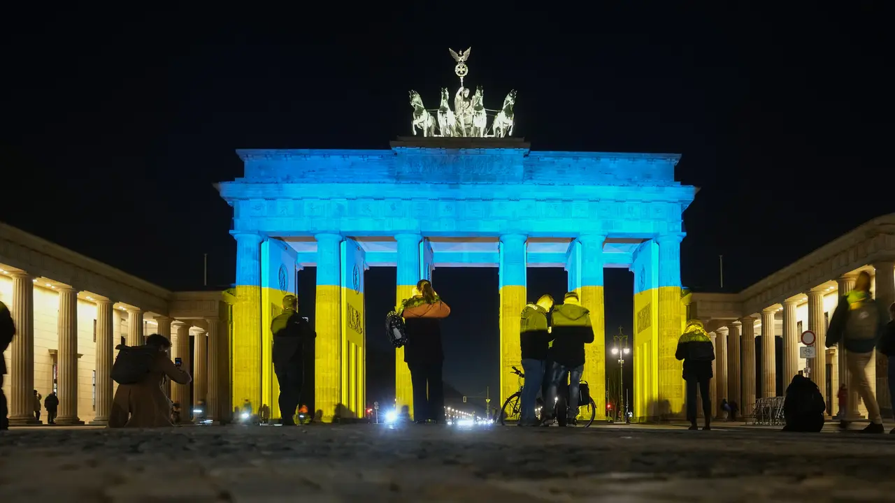 Bangunan di Berlin dan Paris Diterangi Warna Bendera Ukraina