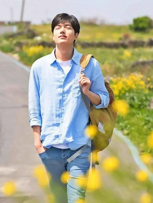 Bukan hanya karier, selama ikut wamil Lee Min Ho pun pastinya meninggalkan sang kekasih, Suzy Bae. Kabar tak sedap pun datang, hubungan Lee Min Ho dan Suzy Bae dikabarkan kandas di tengah jalan. (Instagram/actor_leeminho)