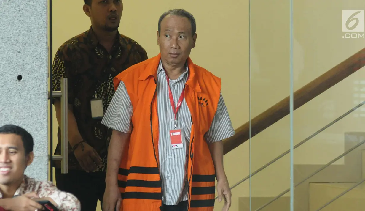 Terdakwa kasus dugaan korupsi KTP Elektronik Sugiharto usai menjalani pemeriksaan lanjutan di Gedung KPK, Jakarta, Jumat (10/11). Sugiarto diperiksa terkait pengembangan kasus dugaan korupsi pengadaan e-KTP. (Liputan6.com/Helmi Fithriansyah)