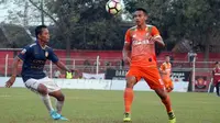 Kapten Sragen United, Lucky Wahyu (kanan), memilih hijrah ke Martapura FC setelah tak menerima gaji selama dua bulan. (Bola.com/Ronals Seger)