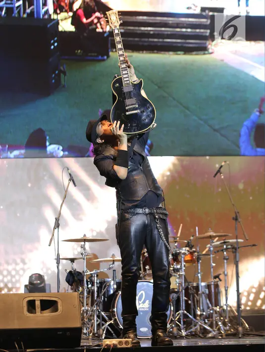 Aksi panggung gitaris Padi Reborn, Piyu saat tampil di Magnificent Seven with Padi Reborn di Avenue of the Stars, Lippo Mall Kemang, Jakarta, Jumat (27/9/2019). Padi Reborn bernostalgia dengan pengunjung dengan membawakan 12 lagu hitsnya. (Kapanlagi.com/Budy Santoso)