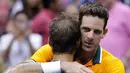 Petenis Argentina, Juan Martin del Potro memeluk Rafael Nadal dari Spanyol yang mengundurkan diri pada laga semifinal AS Terbuka 2018, Jumat (7/9). Itu berarti, Del Potro melangkah ke final AS Terbuka untuk pertama kalinya setelah 2009. (AP/Seth Wenig)