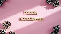 Ilustrasi Natal. (Foto oleh Leeloo Thefirst: https://www.pexels.com/id-id/foto/selamat-ulang-tahun-untuk-anda-hiasan-dinding-5715235/)