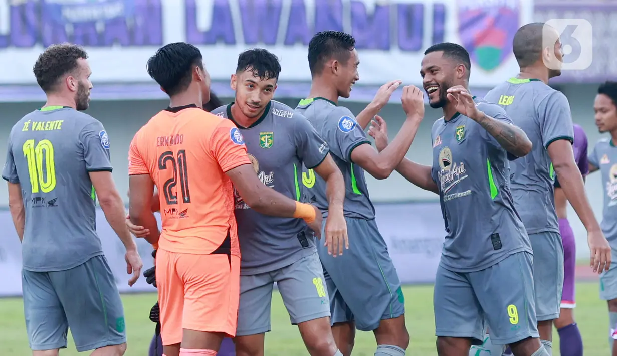 Pemain Persebaya Surabaya merayakan kemenangan atas Persita Tangerang pada laga Liga 1 di Stadion Indomilk Arena, Tangerang, Rabu (18/1/2023). Persebaya menang dengan skor 5-0. (Bola.com/M Iqbal Ichsan)