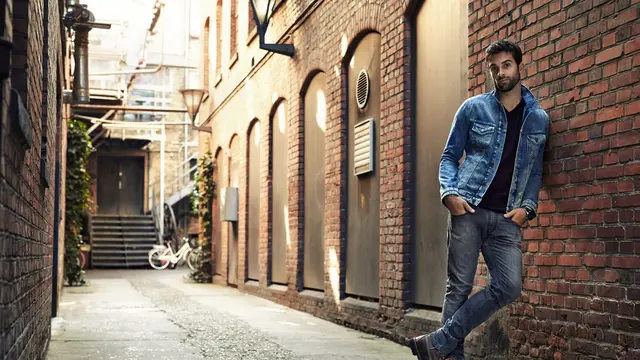Pria dengan Celana Jeans.