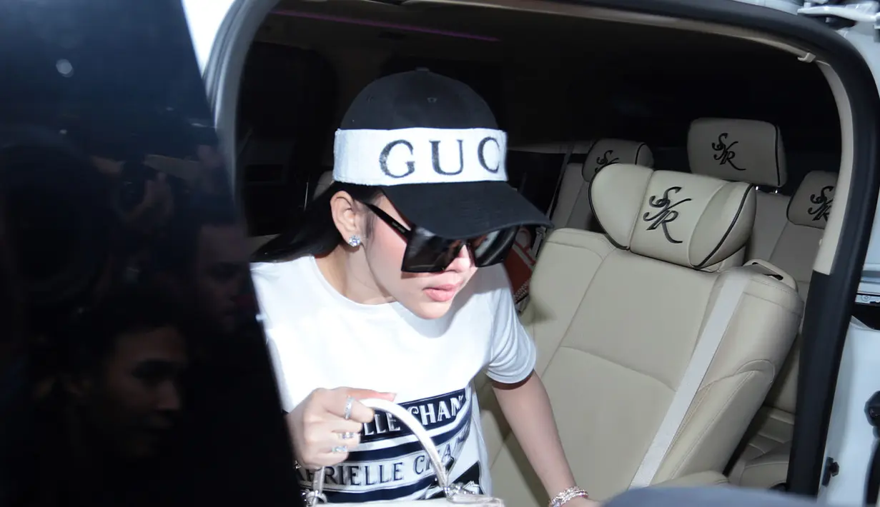 Syahrini di Bareskrim Mabes Polri, Rabu (27/9/2017). Syahrini diperiksa sebagai saksi kasus penipuan ribuan jamaah dilakukan First Travel. Syahrini menjadi salah satu yang menggunakan jasa biro perjalanan tersebut. (Deki Prayoga/Bintang.com)