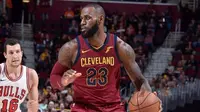Forward Cleveland Cavaliers, LeBron James, mencetak 34 poin untuk memimpin timnya mengalahkan Chicago Bulls119-112 di Quicken Loans Arena, Cleveland, Rabu (25/10/2017) WIB. (NBA)