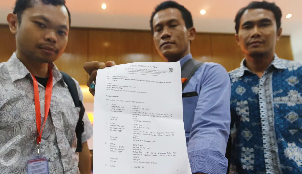 Forum Peduli Pulau Pari menunjukan berkas usai pertemuan di Gedung Ombudsman RI, Jakarta, Senin (6/3). Warga mengaku sebelumnya pernah memiliki bukti kepemilikan tanah di Pulau Pari dengan bukti girik serta membayar PBB. (Liputan6.com/Helmi Afandi)