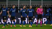 Para pemain Inter Milan memprotes wasit Slavko Vincic usai laga lanjutan Liga Champions 2020/21 Grup B melawan Shakhtar Donetsk di San Siro Stadium, Rabu (9/12/2020). Inter Milan bermain imbang 0-0 dengan Shakhtar Donetsk. (AFP/Marco Bertorello)