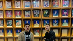 Unggahan Raffi Ahmad tersebut ramai dengan komentar yang datang dari kaum hawa. Warganet seolah kompak meminta Mayor Teddy untuk tak mengunci akun Instagram pribadinya. Karena mereka mengaku sulit mengetahui potret dan kabar terbaru mengenai Mayor Teddy. (Liputan6.com/IG/@raffinagita1717)