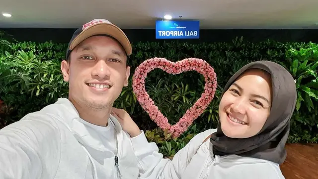 Mualaf Demi Bisa Menikah, Ini 6 Potret Romantis Giovanni Tobing dan Sang Istri