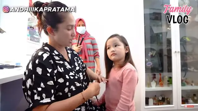 Anak Ussy Sulistiawaty bikin pangling setelah rambut ikalnya diluruskan