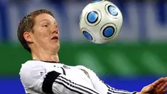 Aksi kontrol bola gelandang Jerman Bastian Schweinsteiger di laga persahabatan melawan Pantai Gading di Veltins-Arena, Gelsenkirchen, 18 November 2009. Skor 2-2. AFP PHOTO DDP / TORSTEN SILZ