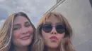 Dalam liburannya ke Brazil, keduanya mengunjungi berbagai tempat seru dan indah. Di benua Amerika Selatan ini memang menawarkan pemandangan yang menarik. Selain itu keduanya mengunjungi tempat ikonik yaitu di patung Yesus Kristus Penebus atau Christ the Redeemer yang berada di Rio de Jeneiro. (Liputan6.com/IG/@lunamaya)