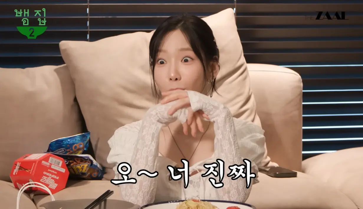 Dengan terkejut, Taeyeon menjawab, “Dia membuat janji yang tidak bisa dia tepati. Semuanya, apa pendapat kalian tentang ini?” (Foto: YouTube/ 뱀집)
