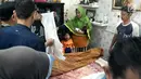 Suasana rumah duka korban dalam kecelakaan maut Karawaci antara truk pengangkut tanah dengan mobil penumpang di kawasan Cibodas Sari, Kota Tangerang, Kamis (1/8/2019). Seperti diketahui, akibat dudga sopir mengantuk, truk bermuatan tanah oleng dan menimpa minibus. (Liputan6.com/Pramita Tristiawati)